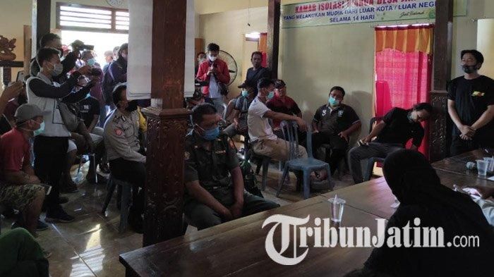 Perangkat Desa Janti berinisial T (duduk di dekat tiang) bersama ST (kerudung hitam) saat mediasi di Balai Desa Janti.