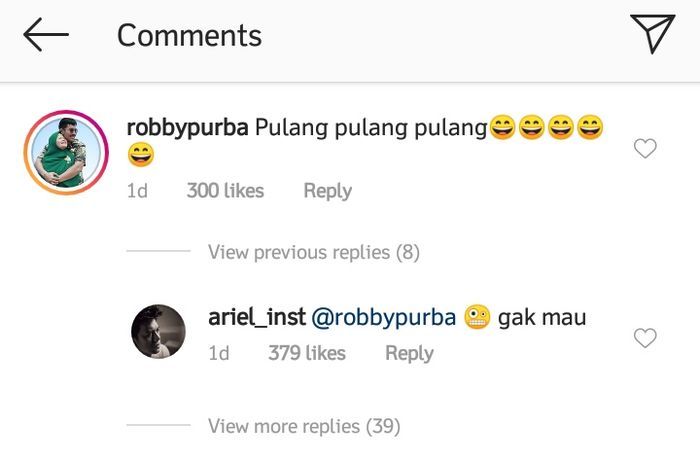 Robby Purba mengomentari postingan Ariel Noah.