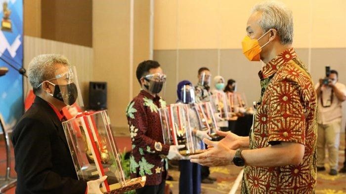 Gubernur Jawa Tengah, Ganjar Pranowo saat acara Penganugrahan Siddhakarya Tahun 2020 bertajuk untuk Jawa Tengah Lebih Produktif di Jaman Now, di Pesona Hotel Semarang (6/10/2020)