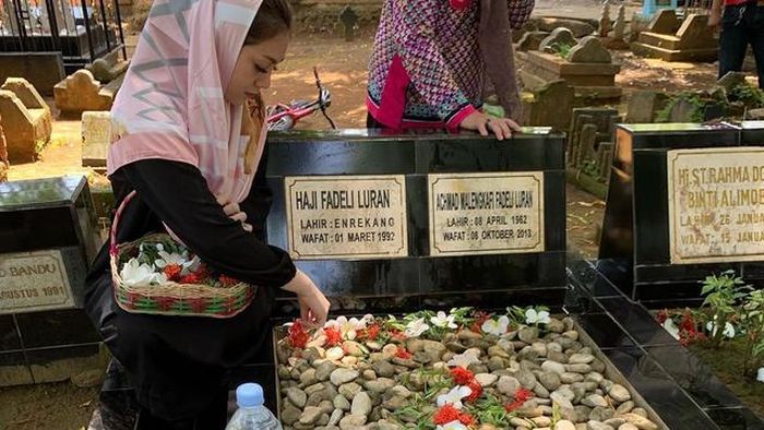 Celine Evangelista ziarah ke makam kakek buyutnya