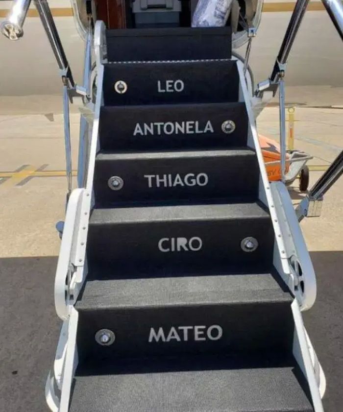 Lionel Messi mengukir nama istri dan tiga anaknya di tangga di jet pribadinya.