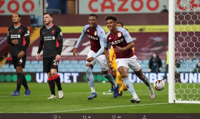 Andy Robertson dan Virgil van Dijk nampak lesu setelah gawang Liverpool dibobol oleh penyerang Aston Villa, Ollie Watkins.