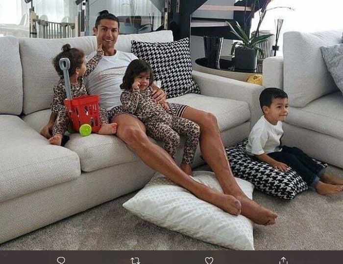 Cristiano Ronaldo saat bersama putra-putrinya di rumahnya yang berada di Madeira, Portugal.