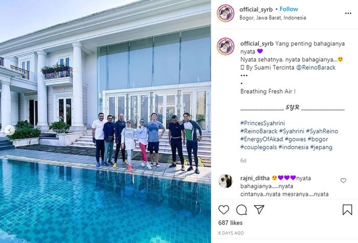 Bagian kolam yang memperlihatkan bangunan rumah sangat asri
