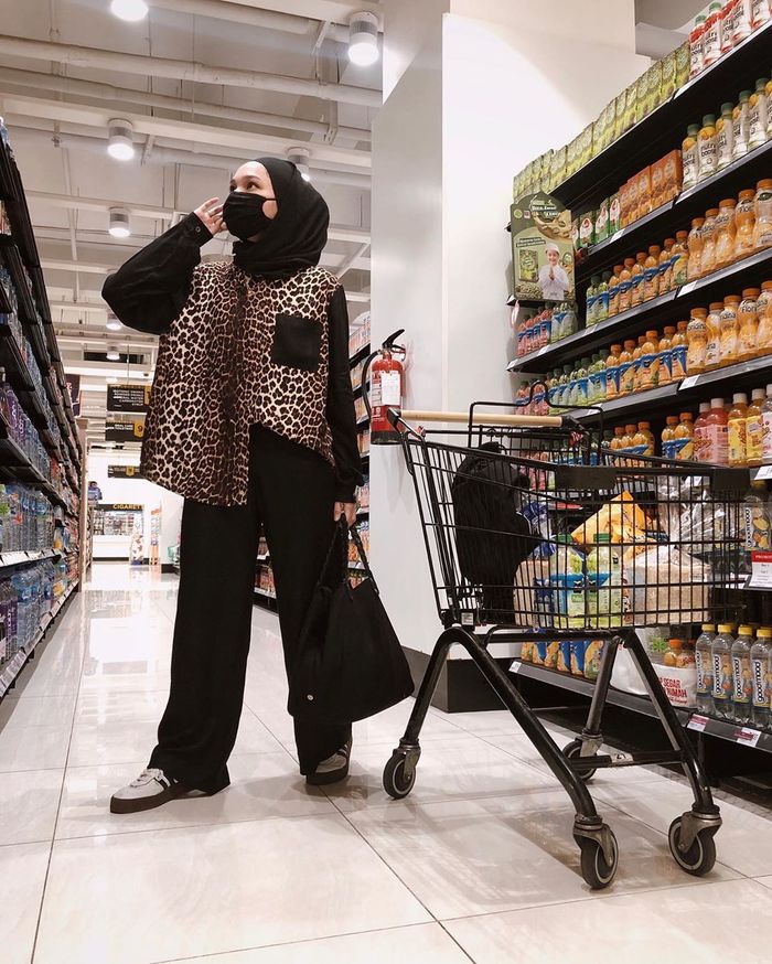 Inspirasi Outfit Hijab Motif Leopard Ala Selebgram, Modis ...