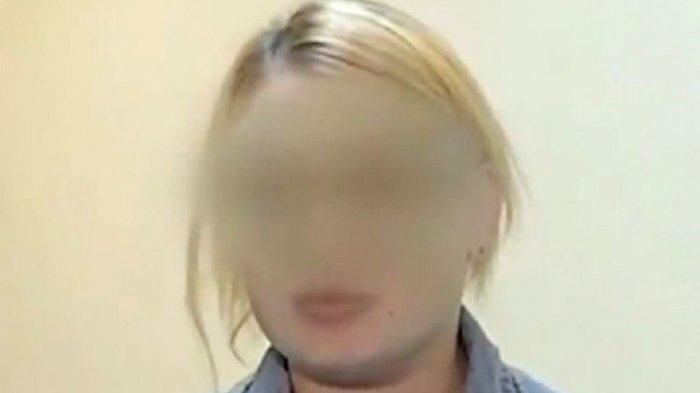 Luiza Gadzhieva, seorang ibu di Rusia yang ditangkap karena menjual bayinya yang baru berusia sepekan. Dia dilaporkan hendak membeli sepatu dari uang penjualan bayinya. 