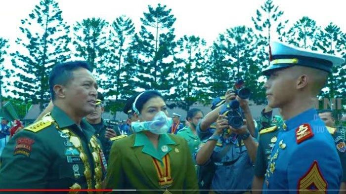 Letda Nugra Pussaka (kanan) saat berbincang dengan Jenderal Andika Perkasa