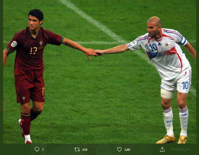 Cristiano Ronaldo dan Zinedine Zidane saat berjumpa dalam duel Prancis vs Portugal di semifinal Piala Dunia 2006.
