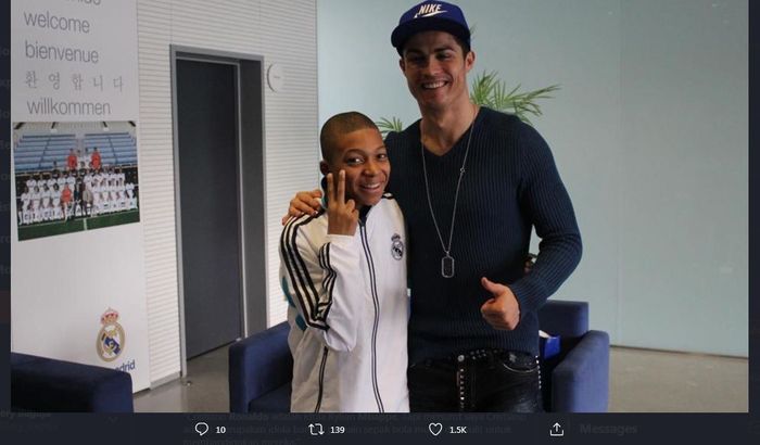 Foto yang viral memperlihatkan Kylian Mbappe kecil bersama idolanya, Cristiano Ronaldo.