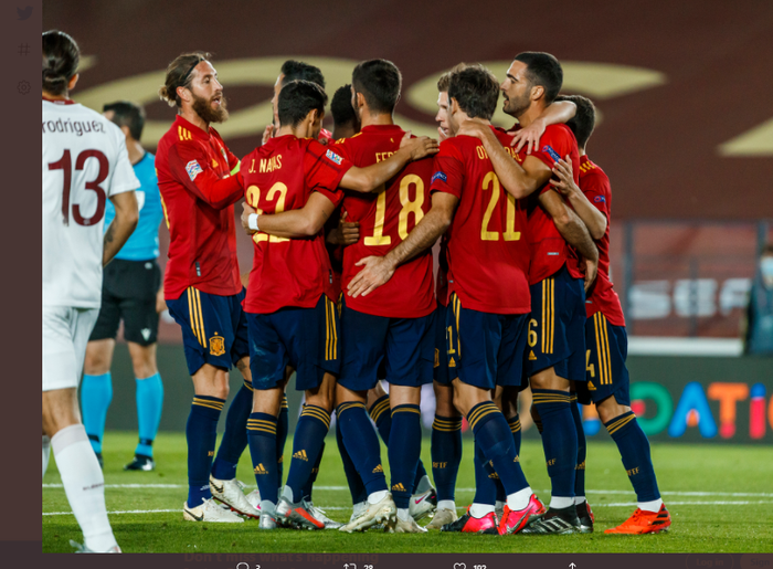 Timnas Spanyol merayakan gol yang dicetak oleh Mikel Oyarzabal pada menit 14.