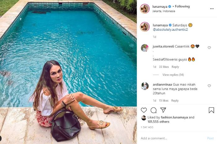 Luna Maya duduk ngemper di pinggir kolam renang.