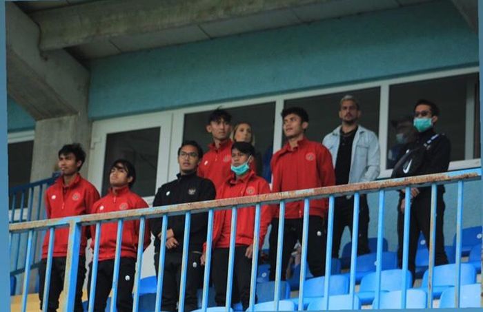 Gelandang PSIS Semarang, Flavio Beck Junior yang memakai jaket jeans berwarna biru hadir langsung di stadion saat laga timnas U-19 Indonesia vs Makedonia