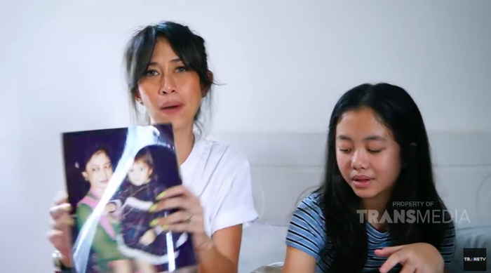 Gita Janu menunjukkan foto masa kecil <a href='https://kupang.tribunnews.com/tag/nia-ramadhani' title='Nia Ramadhani'>Nia Ramadhani</a>