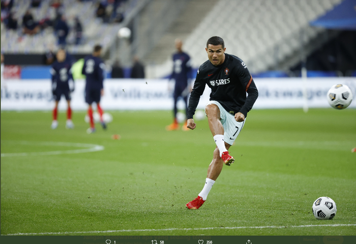 Cristiano Ronaldo melakukan pemanasan sebelum laga timnas Prancis melawan timnas Portugal dimulai.