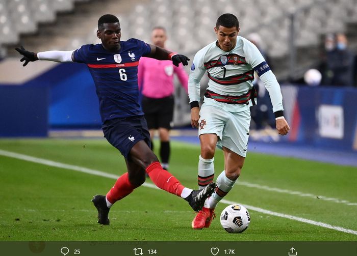 Cristiano Ronaldo berduel dengan Paul Pogba dalam laga Prancis vs Portugal di UEFA Nations League, Minggu (11/10/2020).