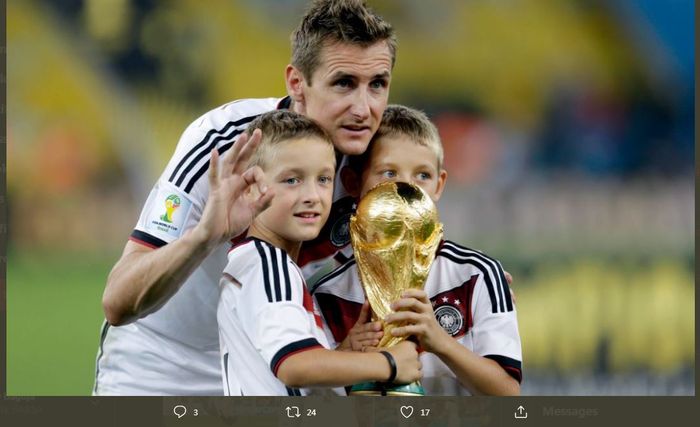 Miroslav Klose berpose dengan trofi juara Piala Dunia untuk timnas Jerman bersama anak-anaknya.