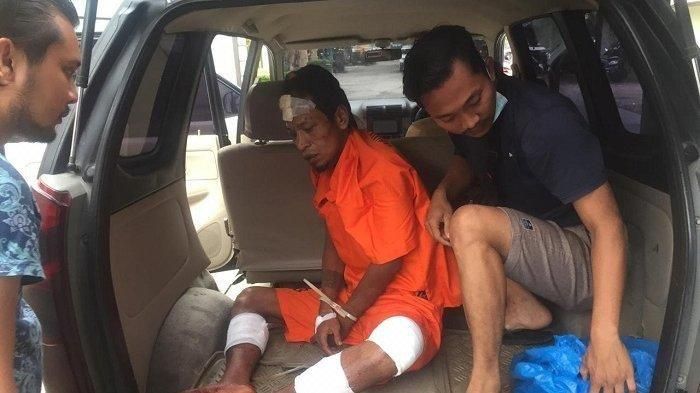 Tersangka kasus pembunuhan dan pemerkosaan, Samsul Bahri diboyong tim Resmob Sat Reskrim Polres Langsa dari RSUD Langsa ke Mapolres setempat. 