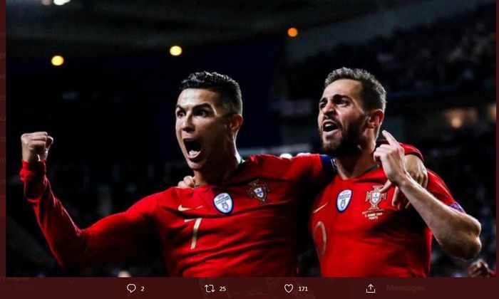 Cristiano Ronaldo dan Bernardo Silva saat merayakan gol untuk timnas Portugal.