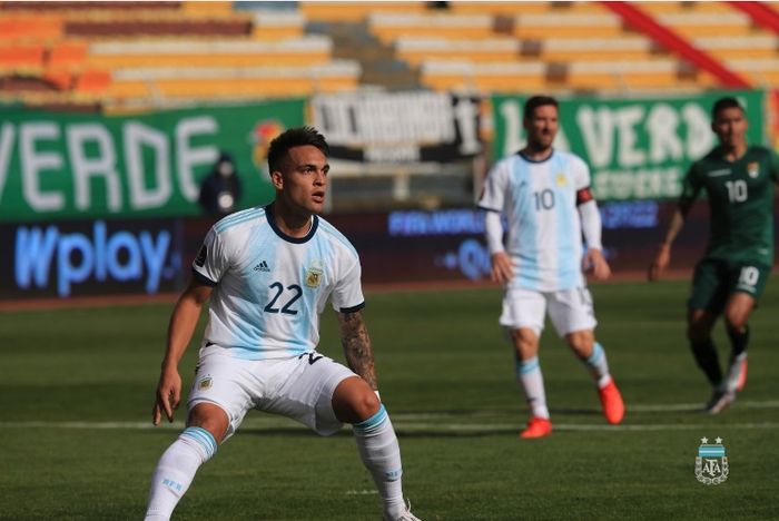 Striker timnas Argentina, Lautaro Martinez, dengan latar belakang sosok Lionel Messi (10) saat beraksi saat membela negaranya.