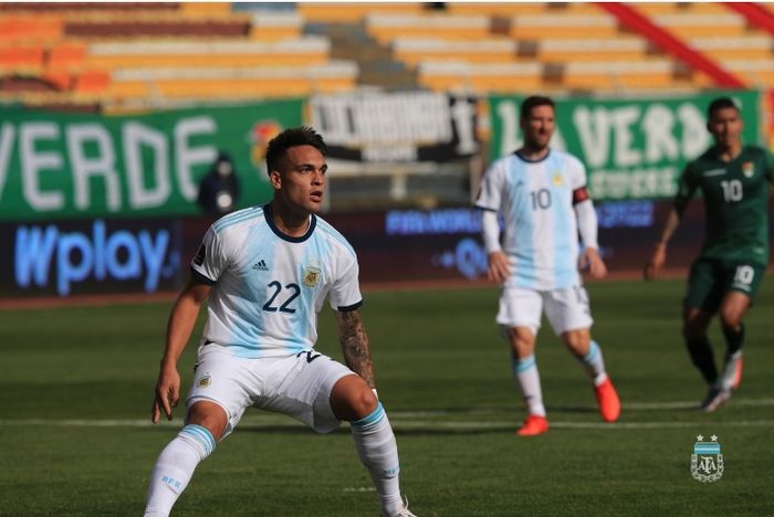 Striker timnas Argentina, Lautaro Martinez, dengan latar belakang sosok Lionel Messi (10) saat beraksi saat membela negaranya.