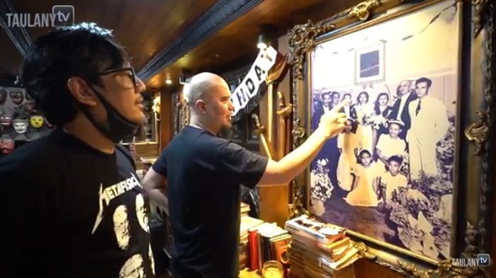 Ahmad Dhani memamerkan potret keluarganya kepada <a href='https://kupang.tribunnews.com/tag/andre-taulany' title='Andre Taulany'>Andre Taulany</a>