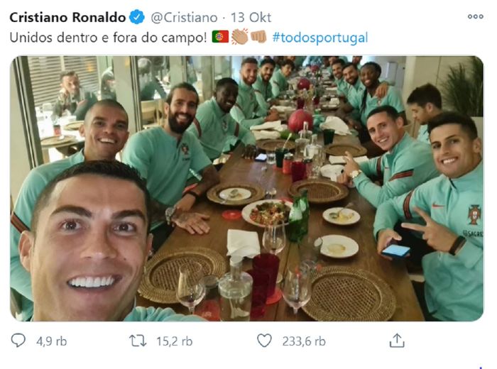 Cristiano Ronaldo menampilkan foto dirinya dan rekan-rekan setim Portugal melalui akun Twitter saat makan bersama.