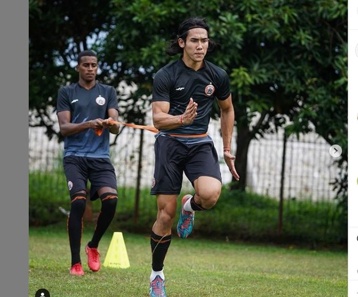 Terlihat pemain muda asal Brasil, Diogo Santos, tengah ikut berlatih dengan Ryuji Utomo dalam latihan Persija Jakarta