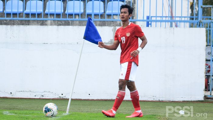 Gelandang timnas U-19 Indonesia, Muhammad Kanu Helmiawan saat perkuat Skuad Garuda Nusantara melawan Makedonia Utara, Rabu (14/10/2020).