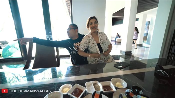 Anang Hermansyah melepas kangen dengan memangku Ashanty.