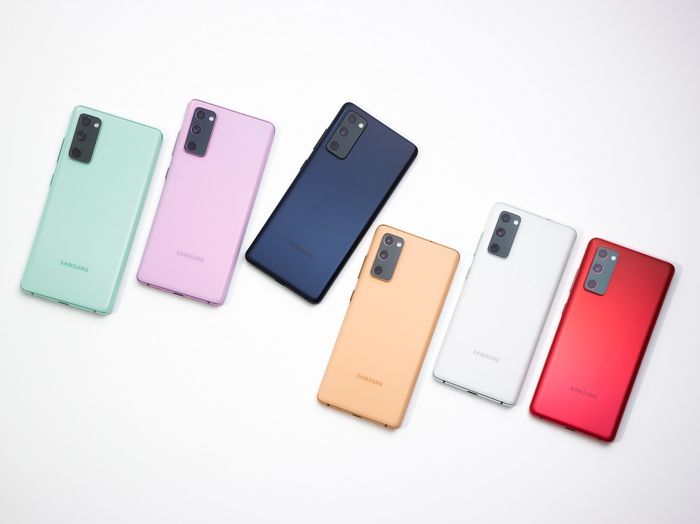 Samsung Galaxy S20 FE berwarna-warni