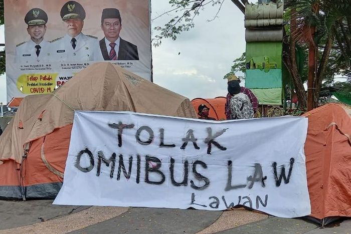 Spanduk penolakan omnibus law UU Cipta Kerja di depan Kantor Gubernur Kaltim, Jalan Gajah Mada, Samarinda, Sabtu (10/10/2020).