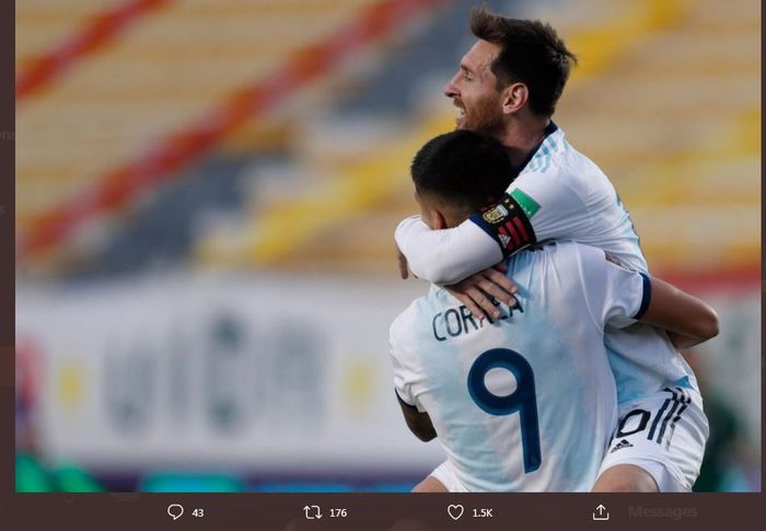 Lionel Messi memeluk Joaquin Correa, sang pencetak gol kemenangan timnas Argentina atas Bolivia di kualifikasi Piala Dunia 2022.