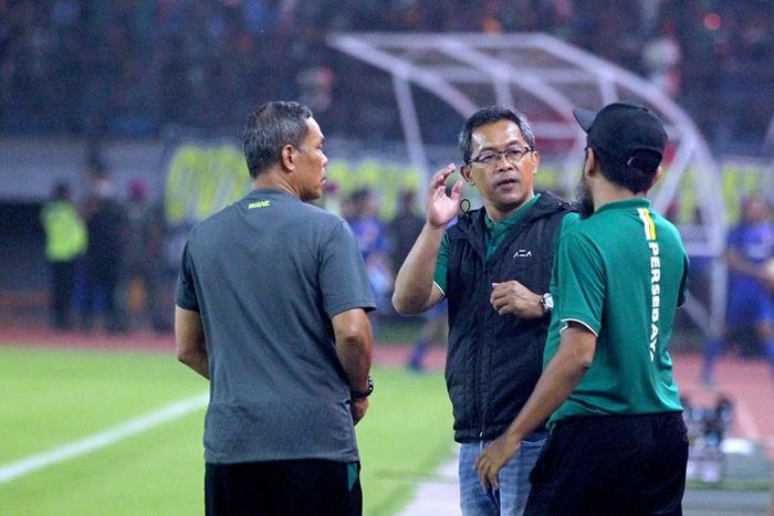 Pelatih Persebaya Surabaya, Aji Santoso (tengah).