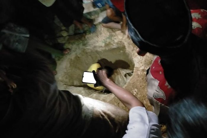 Makam dukun hebat dibongkar tepat saat peringatan 1.000 hari kematiannya, tali pocongnya ikut raib.
