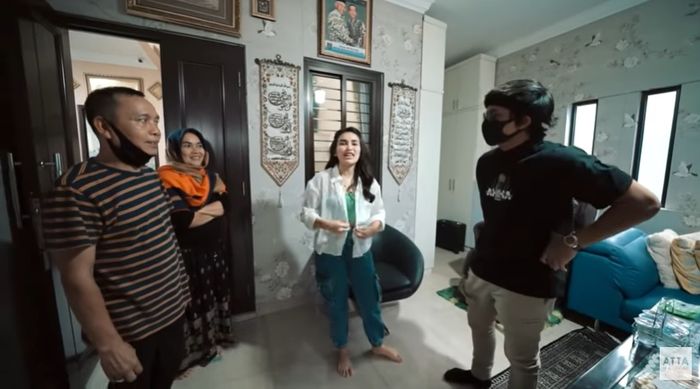 Di dalam rumah, Atta Halilintar kembali dikenalkan dengan Ayah Rozak.