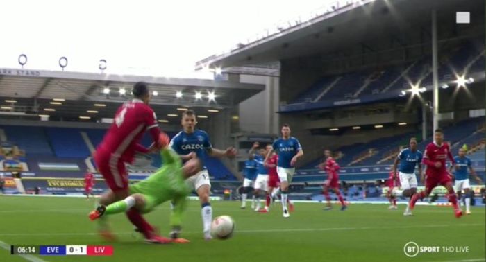 Tekel horor Jordan Pickford kepada Virgil van Dijk dalam laga Everton vs Liverpool di Goodison Park, 17 Oktober 2020.