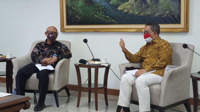 Gaya baru seperti inilah yang harus dilakukan saat masuk kantor.