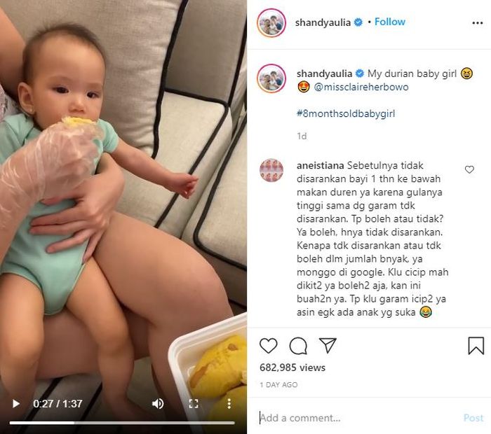 Shandy Aulia suapi sang anak dengan buah durian
