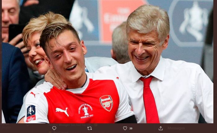 Mesut Oezil dan Arsene Wenger saat sang pelatih masih menukangi Arsenal.