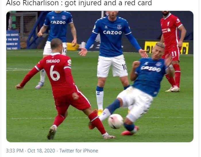 Momen ketika Richarlison (kanan) melayangkan tekel keras kepada Thiago Alcantara dalam laga Everton kontra Liverpool di pekan kelima Liga Inggris 2020-2021.
