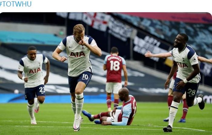 Penyerang Tottenham Hotspur, Harry Kane, merayakan gol ke gawang West Ham United dalam laga Liga Inggris di Tottenham Hotspur Stadium, Minggu (18/10/2020).