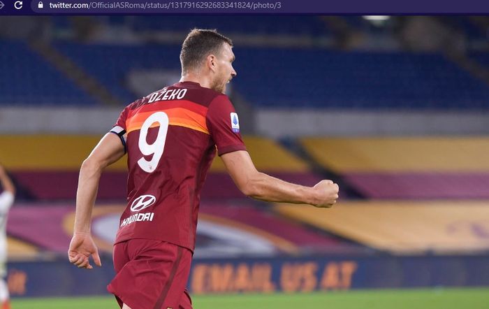 Penyerang AS Roma, Edin Dzeko, melakukan selebrasi usai mencetak gol ke gawang Benevento