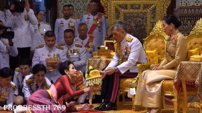 3 selir baru Raja Thailand (baju merah)