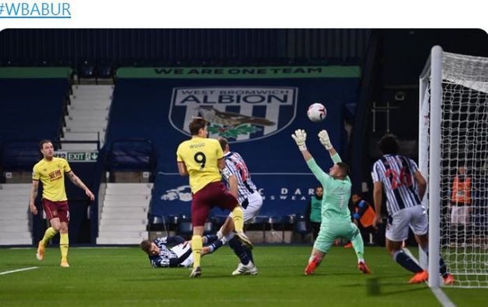 Kiper West Bromwich Albion, Sam Johnstone, menepis bola dalam laga Liga Inggris kontra Burnley di Stadion The Hawthorns, Senin (19/10/2020).