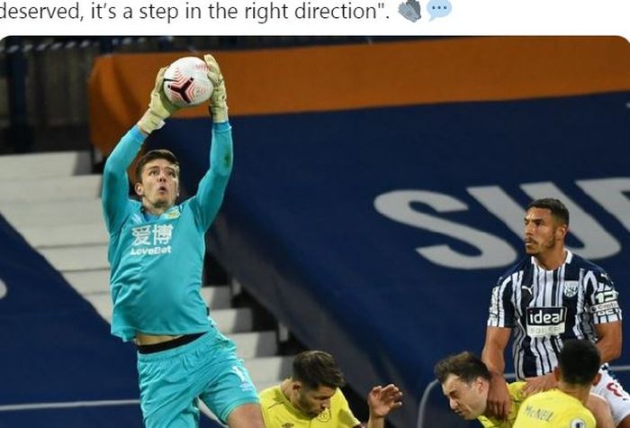 Kiper Burnley, Nick Pope, menangkap bola dalam laga Liga Inggris kontra West Bromwich Albion di Stadion The Hawthorns, Senin (19/10/2020).