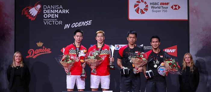 Dua pasangan ganda putra Indonesia, Marcus Fernaldi Gideon/Kevin Sanjaya Sukamuljo (jersey merah) dan Mohammad Ahsan/Hendra Setiawan, berpose di podium kampiun Denmark Open 2019.