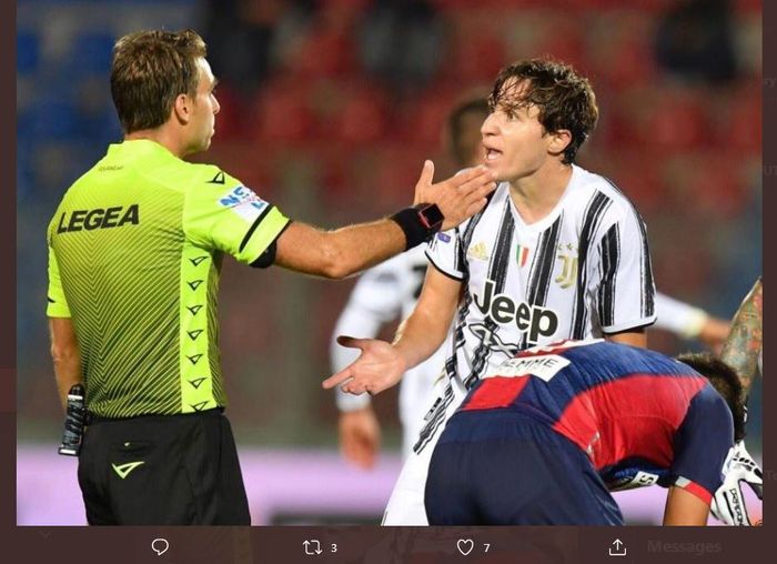 Wasit Francesco Fourneau mengusir Federico Chiesa dalam laga Crotone vs Juventus.