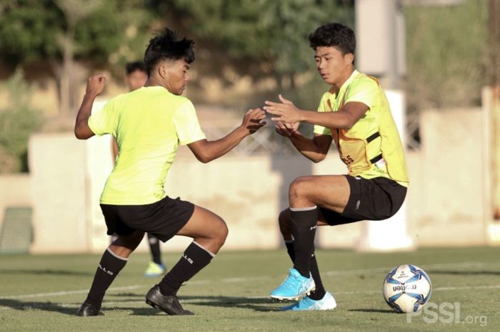 Pemain timnas U-16 Indonesia berlatih di Lapanga UEA FA, Dubai, Uni Emirat Arab, Selasa (20/10/2020).