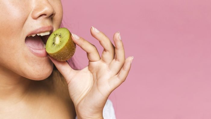 Makan buah Kiwi ampuh bersihkan pembuluh darah saat Ramadan.