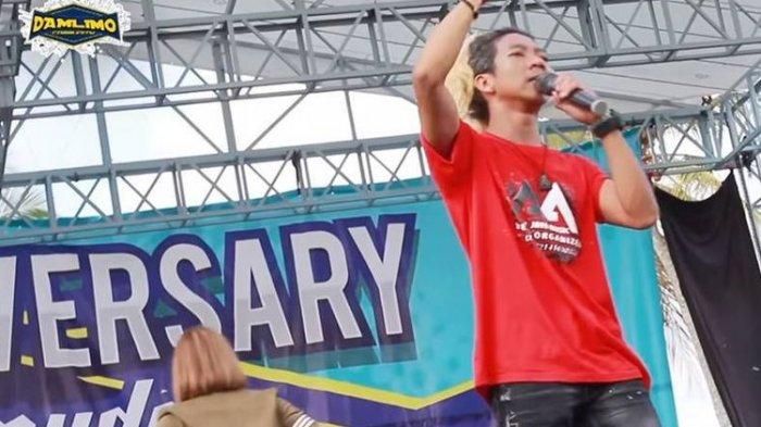 Anggun Pramudita dan teman duetnya  master of ceremony (MC) bernama Ridho Soleh atau Ridho Woyo woyo. 